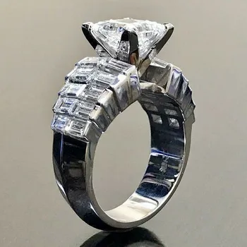 2023 Креативный дизайн Женские кольца на палец с блестящим кристаллом кубического циркония Великолепное женское кольцо для вечеринки Модные ювелирные изделия